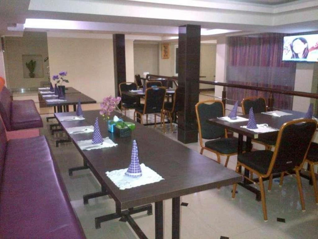 Erin Int Hotel Makassar Exteriör bild