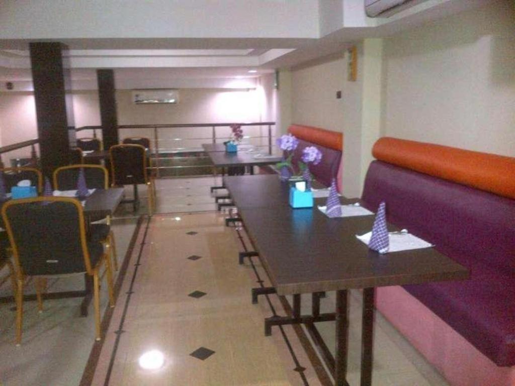 Erin Int Hotel Makassar Exteriör bild